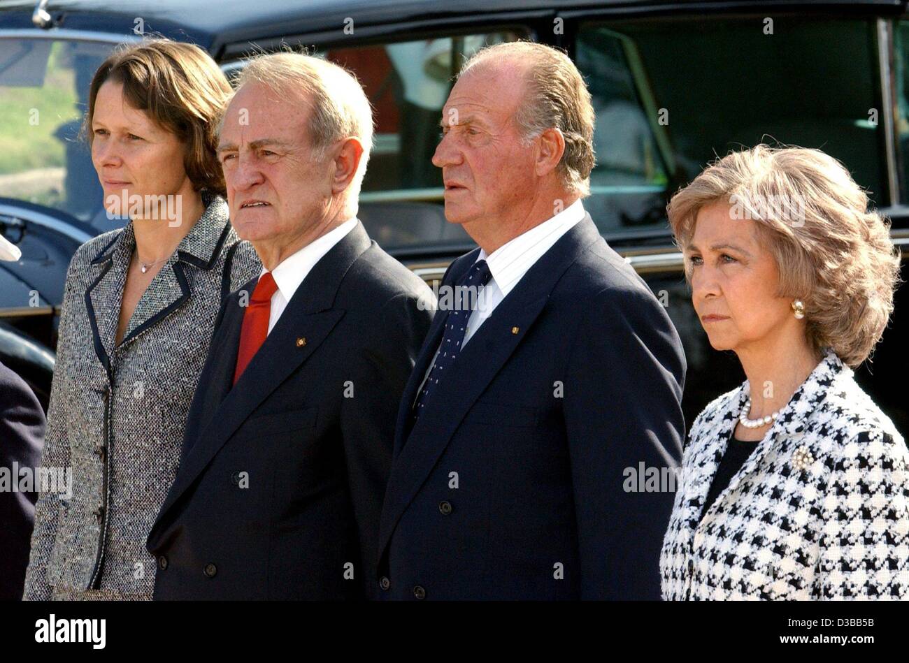 (dpa) - From L: Christina Rau, wife of the German President, President Johannes Rau, King Juan Carlos of Spain and Queen Sofia pose next to the royal limousine in the court of the Pardo Palace in Spain's capital Madrid, 11 November 2002. Rau was on a three-day state visit to Spain and the holiday is Stock Photo