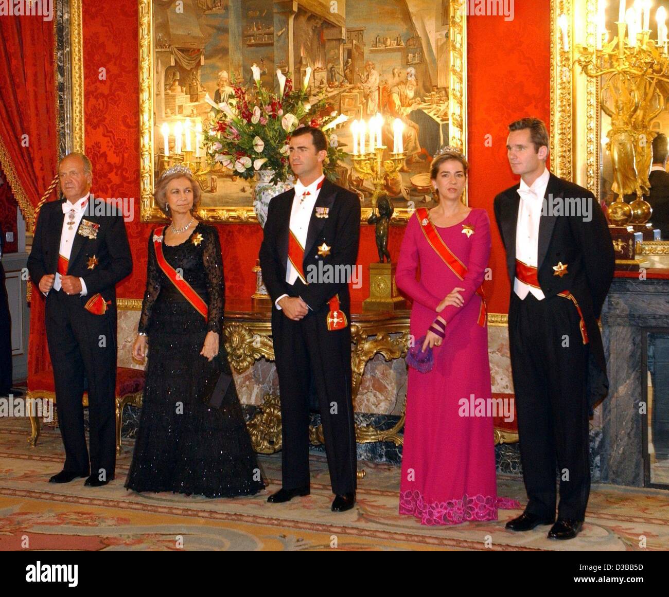 (dpa) - From L: King Juan Carlos of Spain, Queen Sofia, Crown Prince Felipe, Princess Cristina and her husband Inaki Urdangarin pose ahead of a gala dinner for the German President in the royal palace in Madrid, 11 November 2002. The German president was on a three-day state visit to Spain and the h Stock Photo