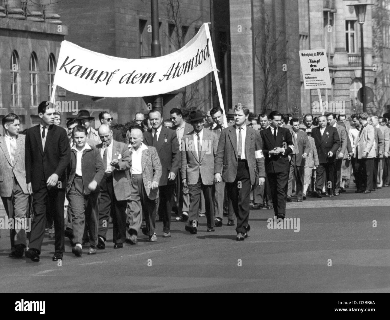 (dpa files) - A group of demonstrators carry a banner reading 'Kampf dem Atomtod' (fight nuclear death) during a rally on Labour Day in Frankfurt, West Germany, 1 May 1958. Under this motto citizens in several German cities protested against the government acceptance of NATO plans to equip the West  Stock Photo