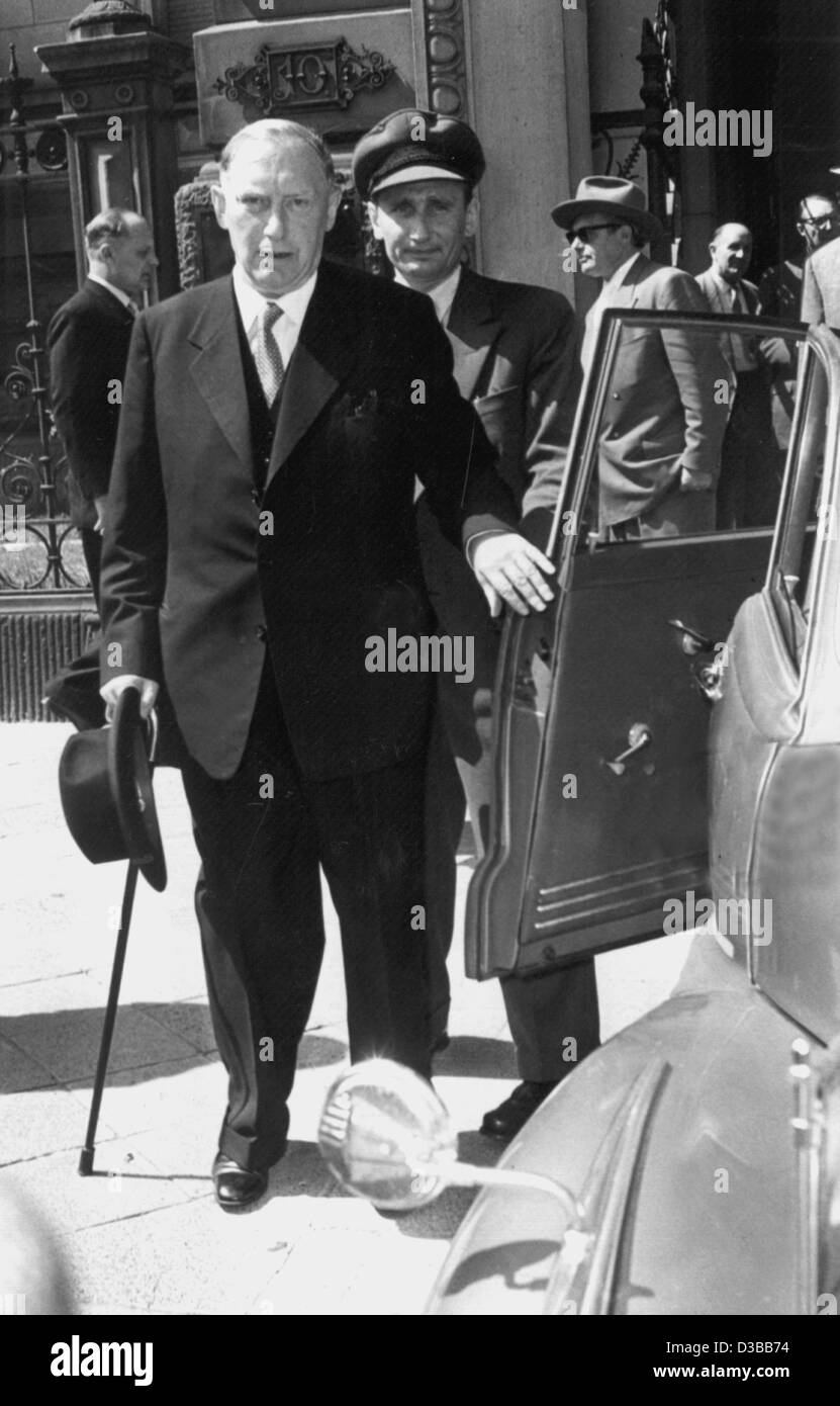 (dpa files) - State Secretary Hans Ritter von Lex, representative of the West German government, gets in his car after the proclamation of the verdict at the Constitutional Court in Karlsruhe, West Germany, 17 August 1956. The court on that day banned the West German Communist Party (Kommunistische  Stock Photo