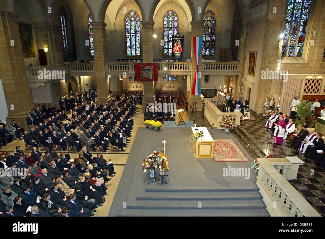 (dpa) - More than 1000 mourners gather in the Notre Dame Cathedral in Luxembourg for a memorial service for the victims of the Luxair plane crash, Luxembourg, 10 November 2002. Twenty people died when a Luxair plane from Berlin crashed while approaching Luxembourg airport in dense fog 6 November 200 Stock Photo