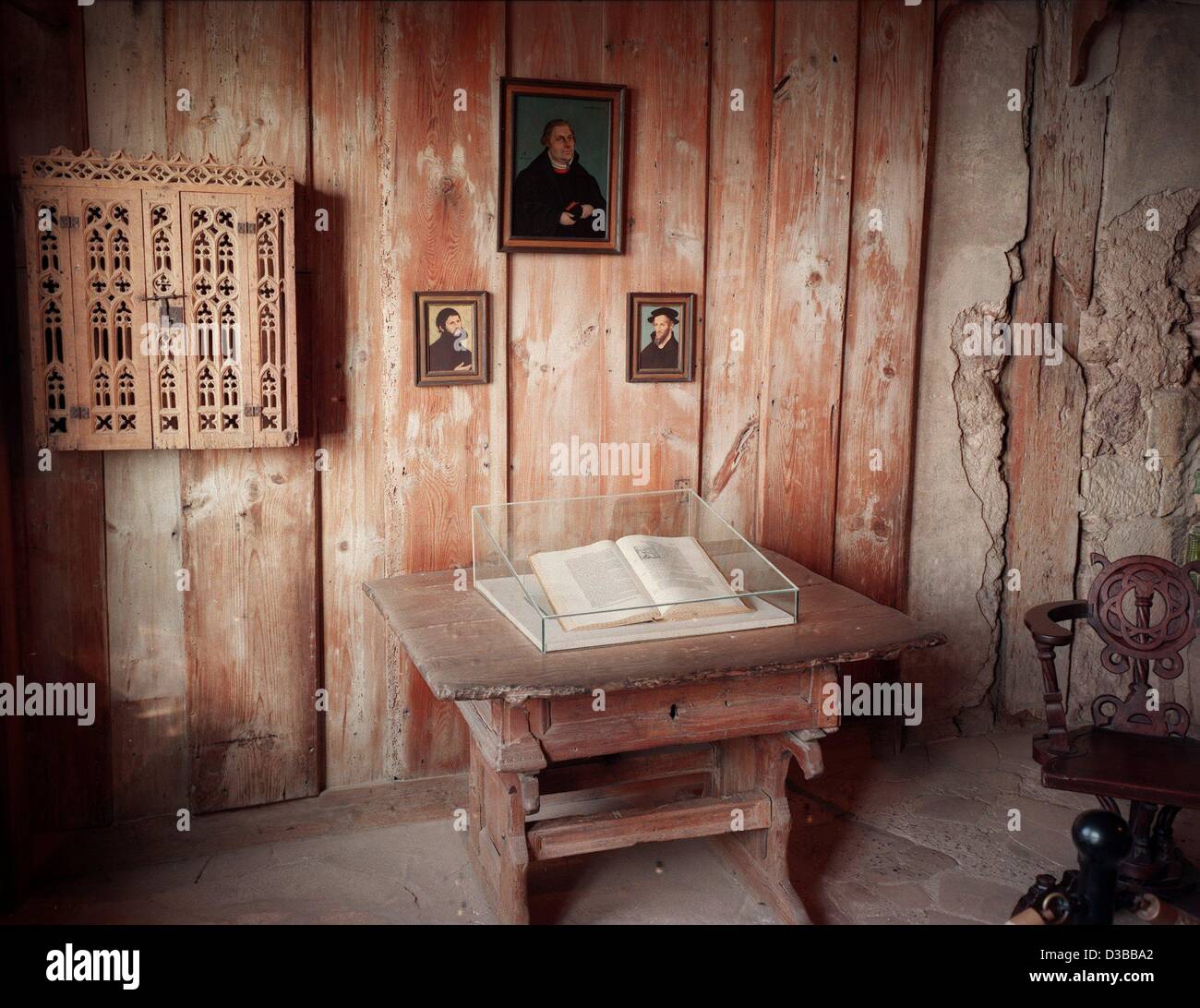 (dpa files) - A view into the Martin Luther's room in Wartburg Castle, located above the town of Eisenach, Germany, 23 October 1995. It was during his exile at Wartburg Castle that Martin Luther translated the New Testament into German (1521-1522). In 1999 the Wartburg was added to the Unesco World  Stock Photo