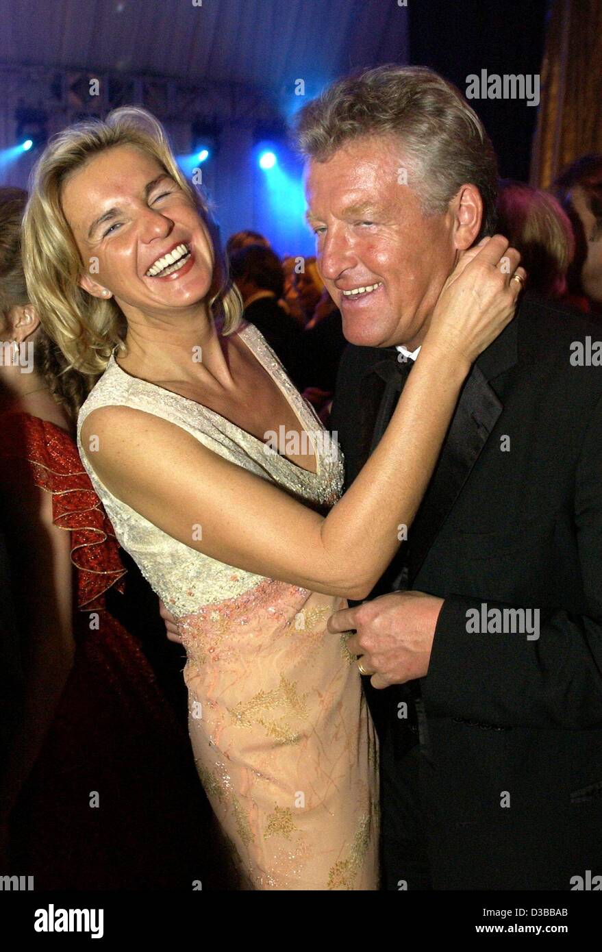 (dpa) - German author Hera Lind ('Das Superweib') and her husband Engelbert Lainer dance during the UNESCO charity gala Children In Need in Neuss, Germany, 9 November 2002. Unesco ambassador Ohoven hosted the event, and its patron was former Chancellor Kohl. Stock Photo
