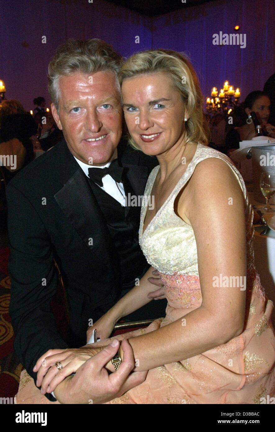 (dpa) - German author Hera Lind ('Das Superweib') and her husband Engelbert Lainer pose during the UNESCO charity gala Children In Need in Neuss, Germany, 9 November 2002. Unesco ambassador Ohoven hosted the event, and its patron was former Chancellor Kohl. Stock Photo