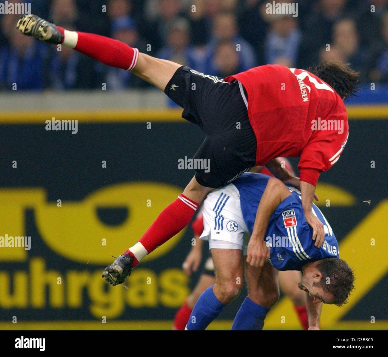 (dpa) - Leverkusen's Bulgarian striker Dimitar Berbatov (above) leaps over the shoulders of Schalke's Belgian midfielder Sven Vermant during the Bundesliga soccer match Bayer 04 Leverkusen against FC Schalke 04 in Gelsenkirchen, Germany, 9 November 2002. The match ended 1:0 for Leverkusen. Stock Photo