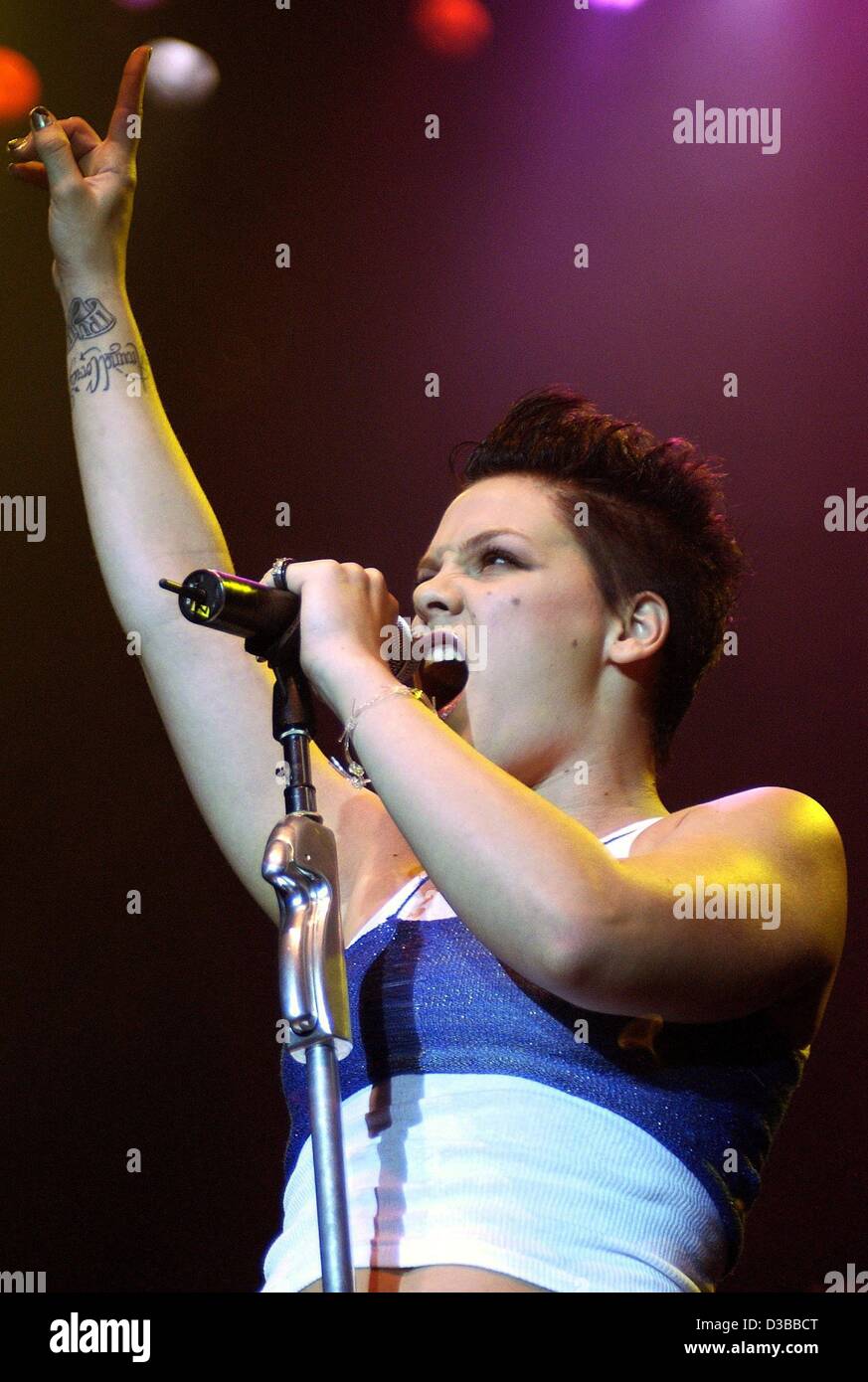 (dpa) - US pop singer Pink ('Get the Party Started') sings during her concert in Cologne, Germany, 8 November 2002. The civil name of the 23-year-old singer is Alecia Moore. Stock Photo