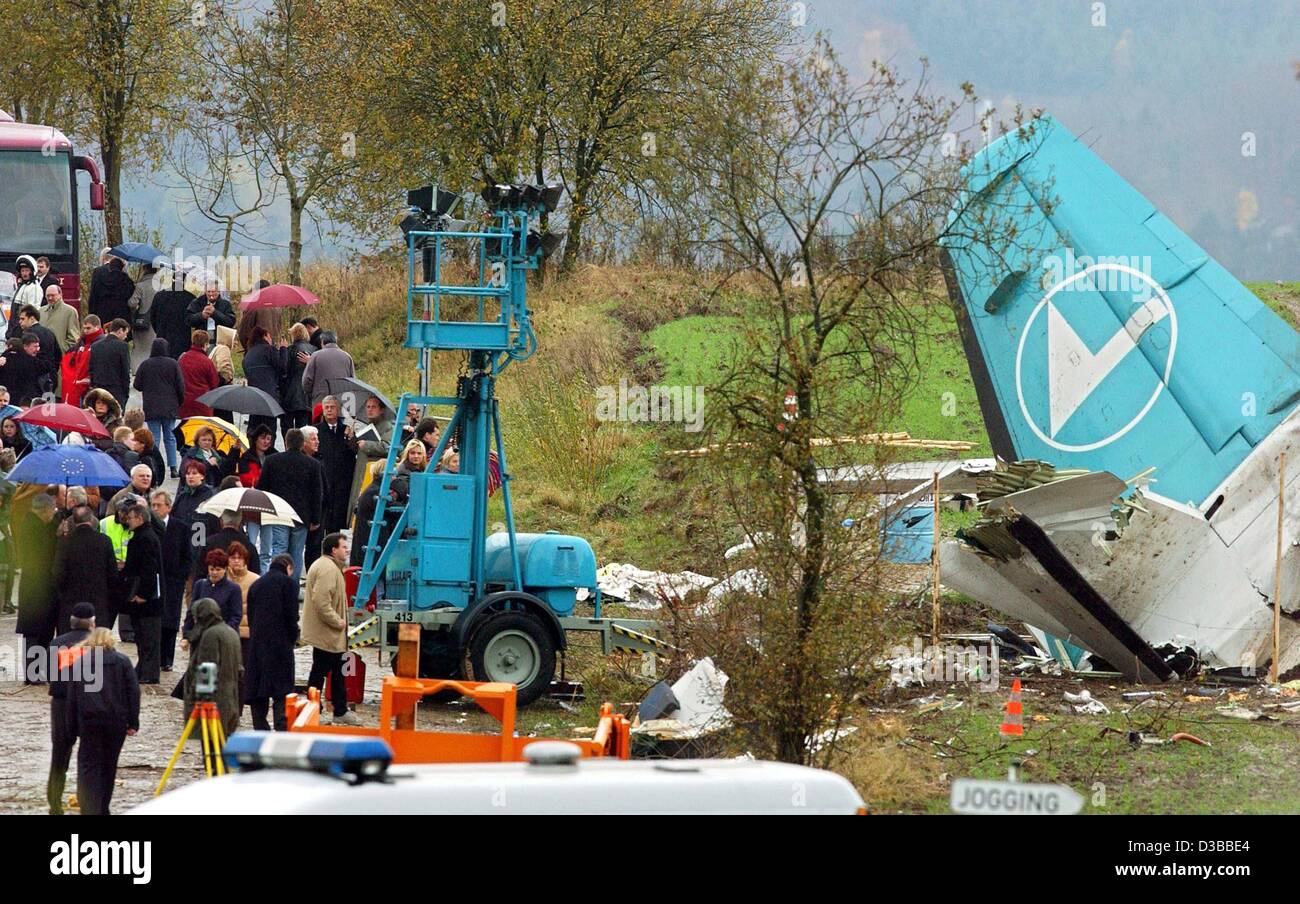 (dpa) - Relatives of the victims of the crashed Fokker 500 Luxair plane stand in front of the plane wreck near Niederanven, Luxembourg, 7 November 2002. 17 people died when a Luxair Fokker plane from Berlin with 22 aboard crashed while approaching Luxembourg airport in dense fog 6 November 2002. Thr Stock Photo