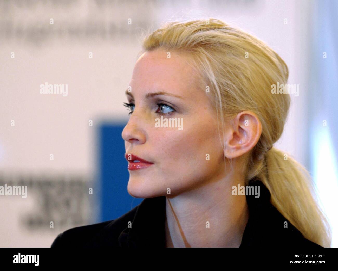 (dpa) - German supermodel Nadja Auermann, pictured at a press conference in Castle Bellevue, Berlin, 4 November 2002. She informed the media about a planned 'Evening for Children' with the motto 'Children, Art, Culture' on 7 November. Stock Photo