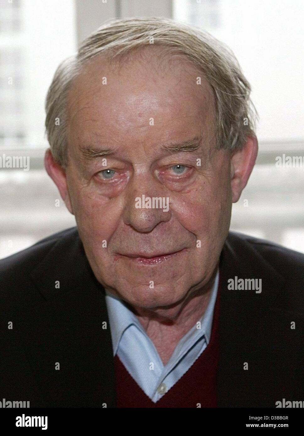 (dpa) - German author Siegfried Lenz, pictured during a press conference in Munich, 6 November 2002. In the evening Lenz will be awarded the International Book Prize Corine 2002 for his book 'Deutschstunde' ('The German Lesson'). This year's Prize is awarded to eight international authors. Stock Photo