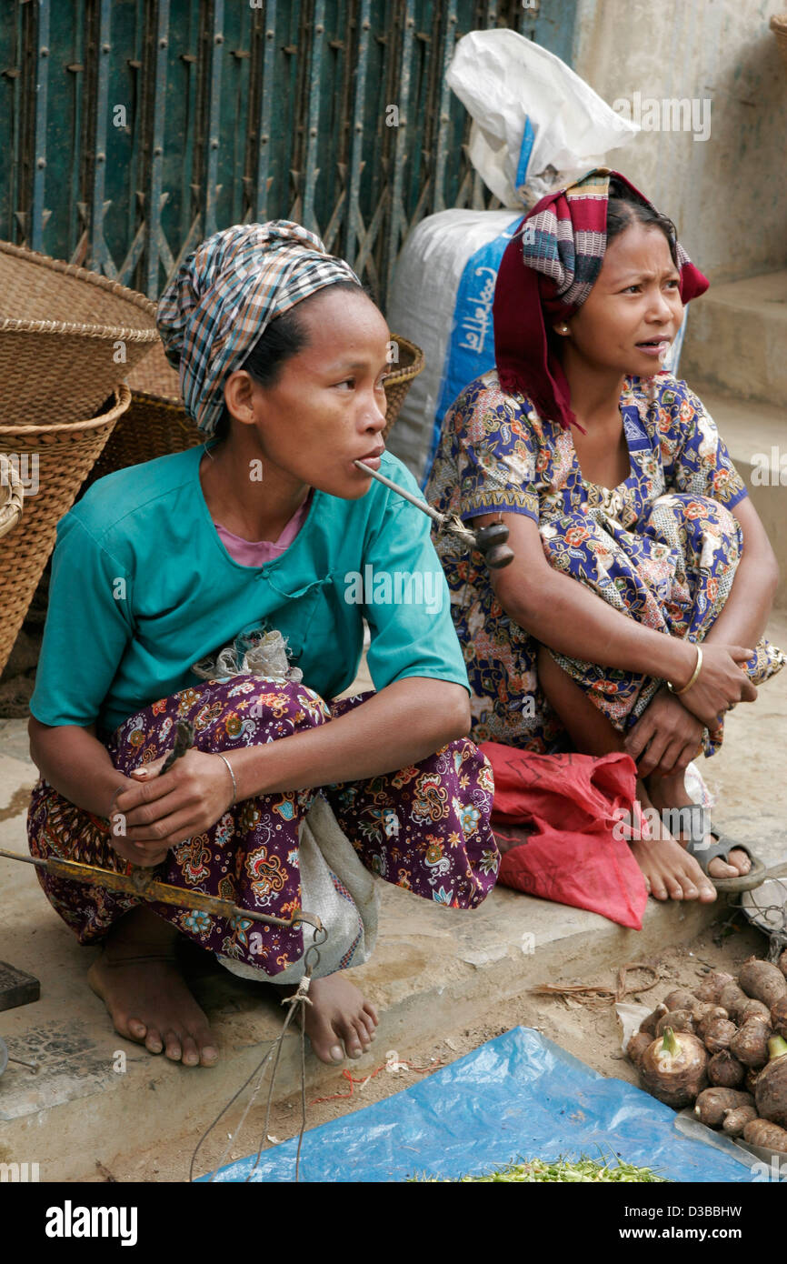 Tribal women smoking traditional pipe on the vegetable market in Ruma Bazaar, Chittagong Hill Tracts, Bangladesh, Asia Stock Photo