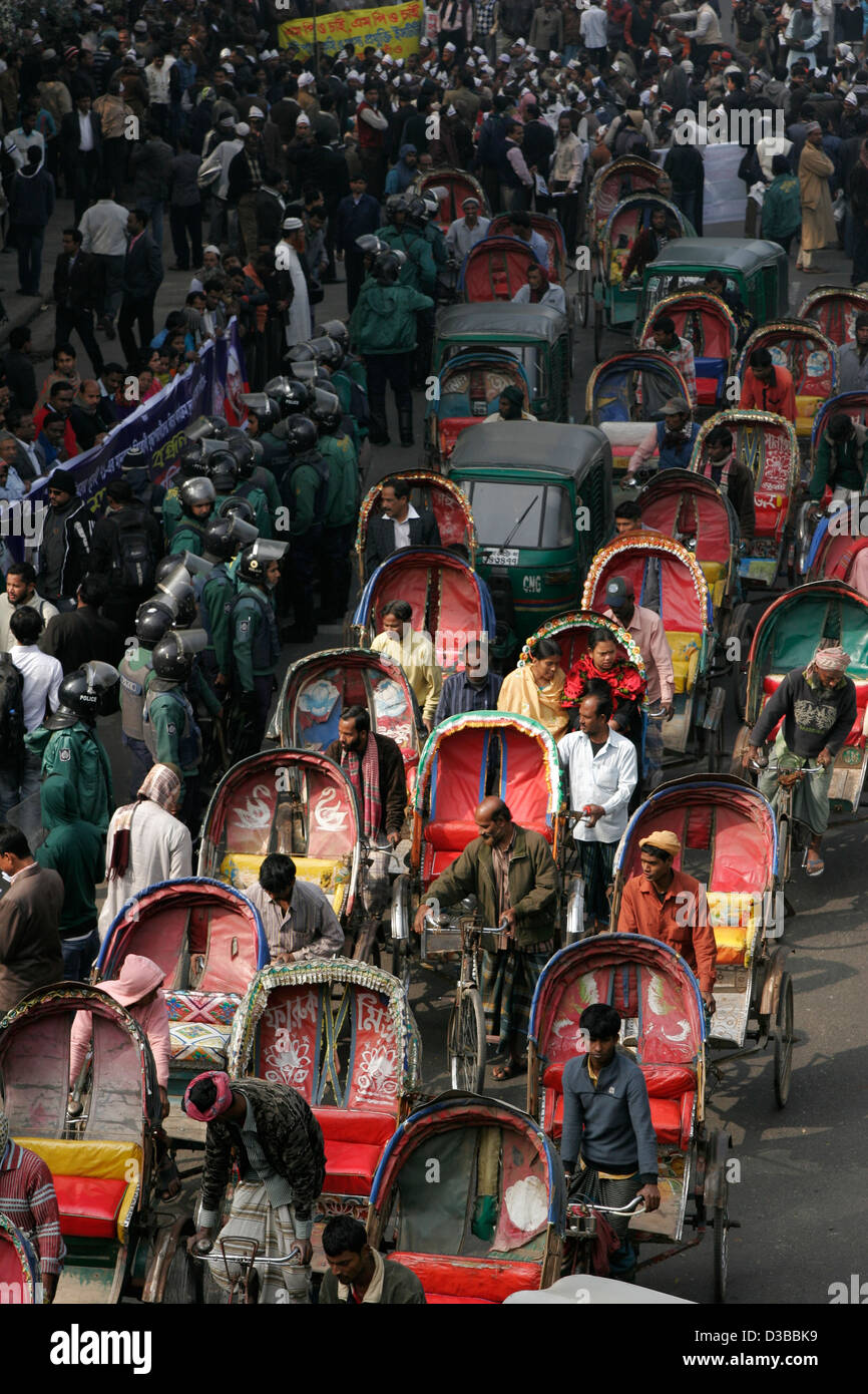 Rickshaw traffic jam and police during strike (hartal) on the street of Dhaka, Bangladesh Stock Photo