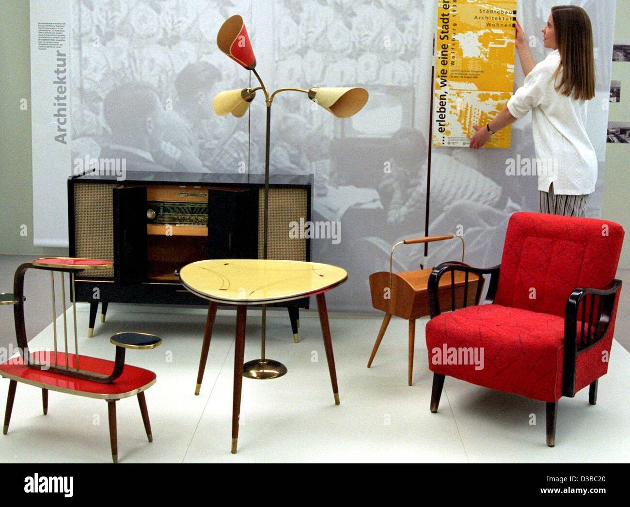 (dpa files) - A living room with a typical set of furniture from the 1950s is on display in an exhibition in the Town Hall in Wolfsburg, Germany, 27 May 1998. Stock Photo