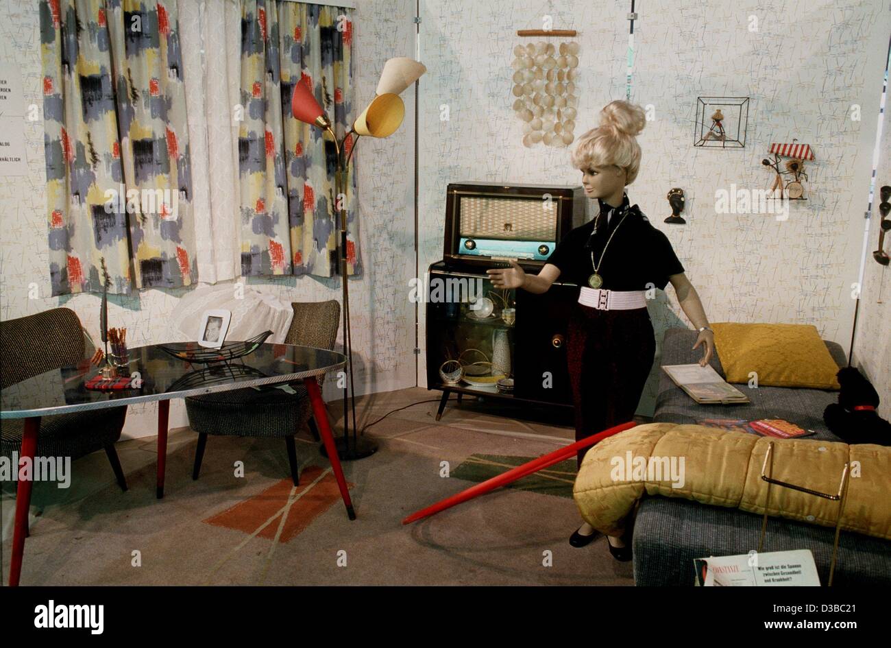 1950s doll house furniture hi res stock photography and images Alamy