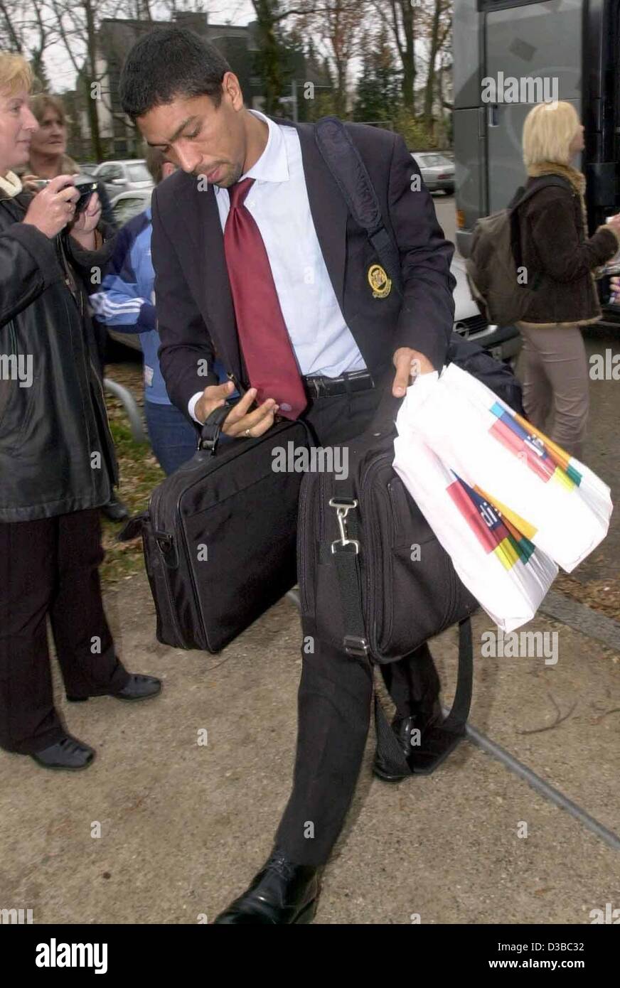 (dpa) - Bayern's Brazilian striker Giovane Elber leaves disappointedly the team bus after their arrival in Munich, 30 October 2002. The day before Bayern Munich had lost the Champions League soccer match against Deportivo La Coruna and will not progress to the Round of 16. Stock Photo