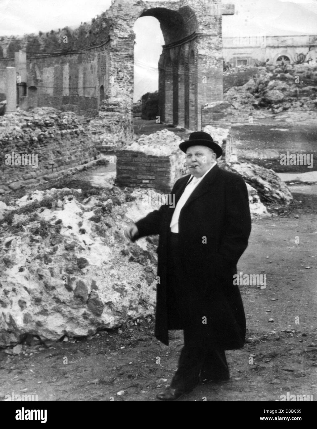 (dpa files) - Ludwig Erhard, then German Economy Minister, visits the ancient site of Taomira on Sicily, Italy, 30 November 1955. After the resignation of chancellor Adenauer in 1963 Erhard became the second chancellor of West Germany, resigning from this office in 1966. Stock Photo