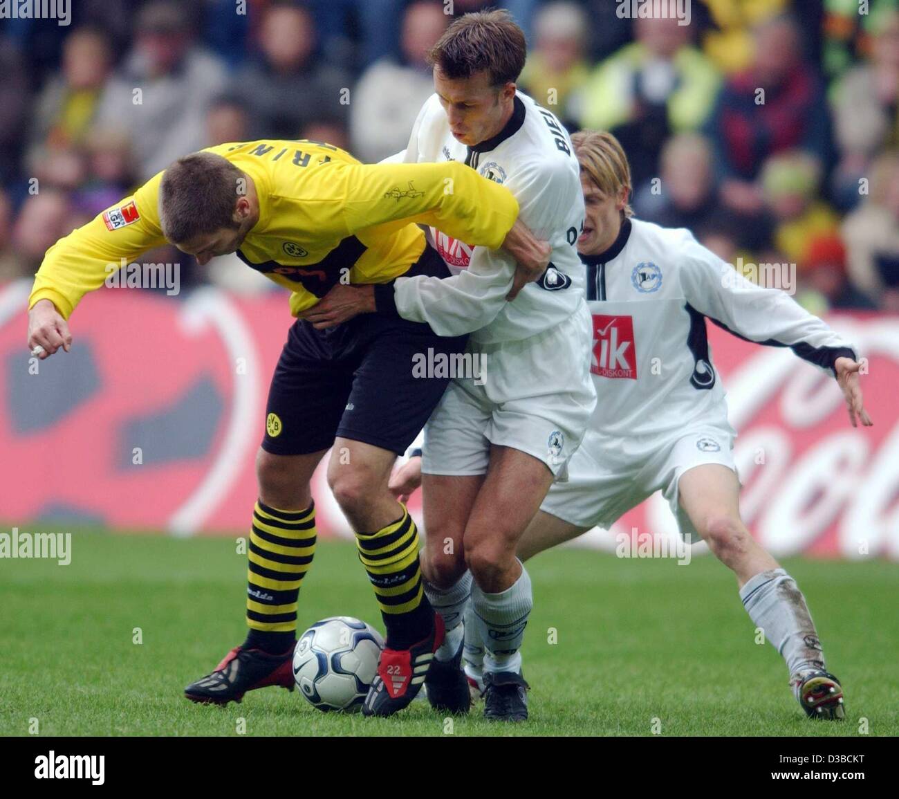 (dpa) - Dortmund's midfielder Torsten Frings (L) is attacked by Bielefeld's players Christoph Dabrowski and Ruediger Kauf (R) during the Bundesliga soccer match Borussia Dortmund against Arminia Bielefeld in Dortmund, Germany, 19 October 2002. The match ended in a 0:0 tie. Stock Photo