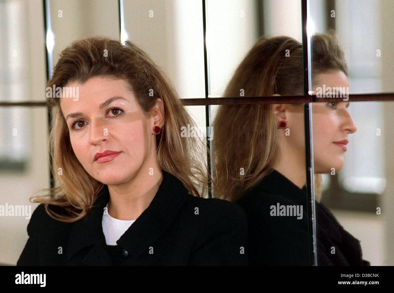 (dpa files) - Classical violinist Anne-Sophie Mutter poses in front of a mirror in Frankfurt, 1 November 1999. Born in 1963 in Rheinfelden, Germany, she started her international career at the tender age of 13 when conductor von Karajan gave her the chance to perform as soloist at the Salzburg Conce Stock Photo