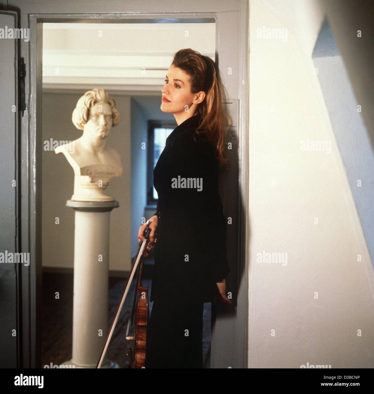 (dpa files) - Classical violinist Anne-Sophie Mutter poses with her ...