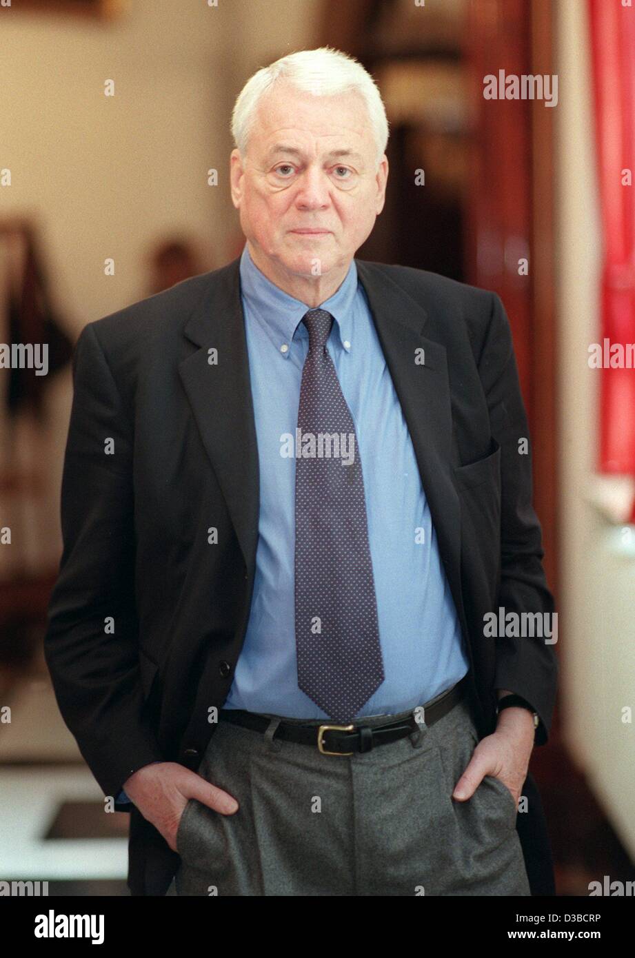 (dpa files) - German author and filmmaker Alexander Kluge ('Deutschland im Herbst'/'Germany in Autumn'), pictured in Bremen, Germany, 26 January 2001. Born on 14 February 1932 in Halberstadt, Germany, Kluge was one of the founders of the 'Oberhausener Manifest' in 1962. Since 1988 he produces broadc Stock Photo