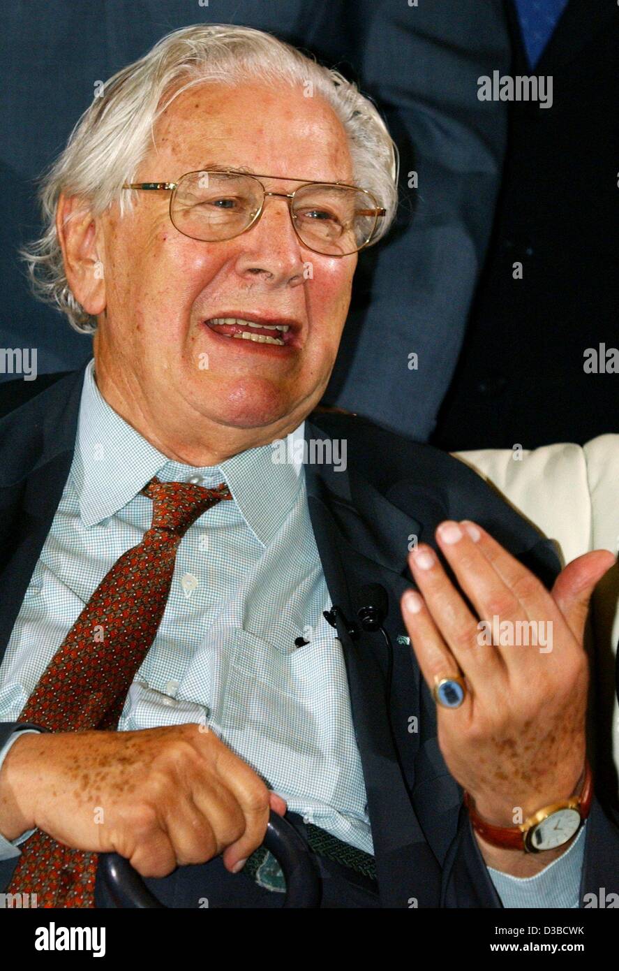 (dpa) - Sir Peter Ustinov speaks during the ceremony of the Planetary Consciousness Award in Frankfurt, 6 October 2002. The award of the 'Club of Budapest' was presented to Ustinov for his 'global consciousness'. The Club of Budapest, founded in 1993 by the Club of Rome, tries to find solutions to g Stock Photo