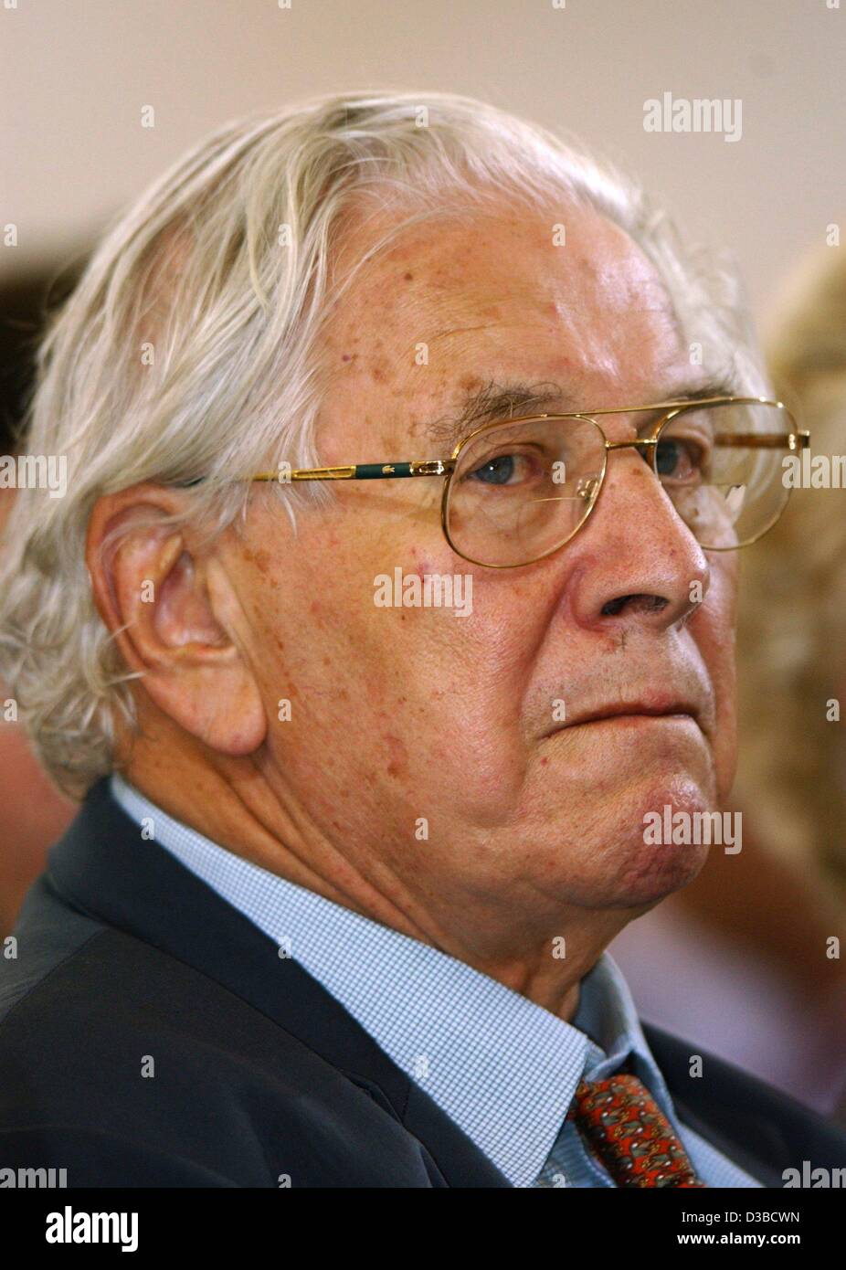 (dpa) - Sir Peter Ustinov attends the ceremony of the Planetary Consciousness Award in Frankfurt, 6 October 2002. The award of the 'Club of Budapest' was presented to Ustinov for his 'global consciousness'. The Club of Budapest, founded in 1993 by the Club of Rome, tries to find solutions to global  Stock Photo