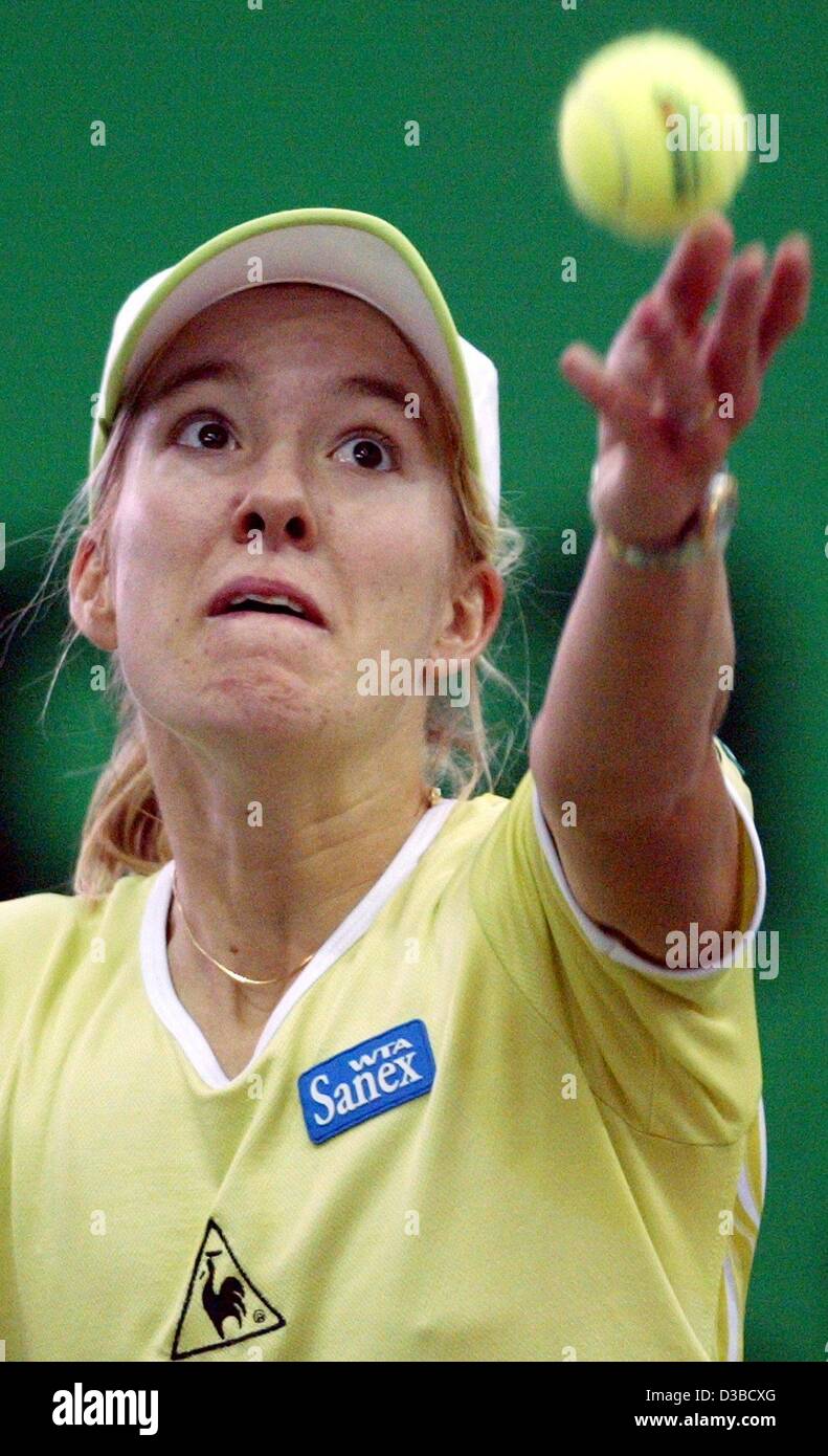 (dpa) - Belgium's Justine Henin serves during the eighth final match of the 13th International Sparkassen Cup WTA Tournament in Leipzig, Germany, 25 September 2002. Stock Photo