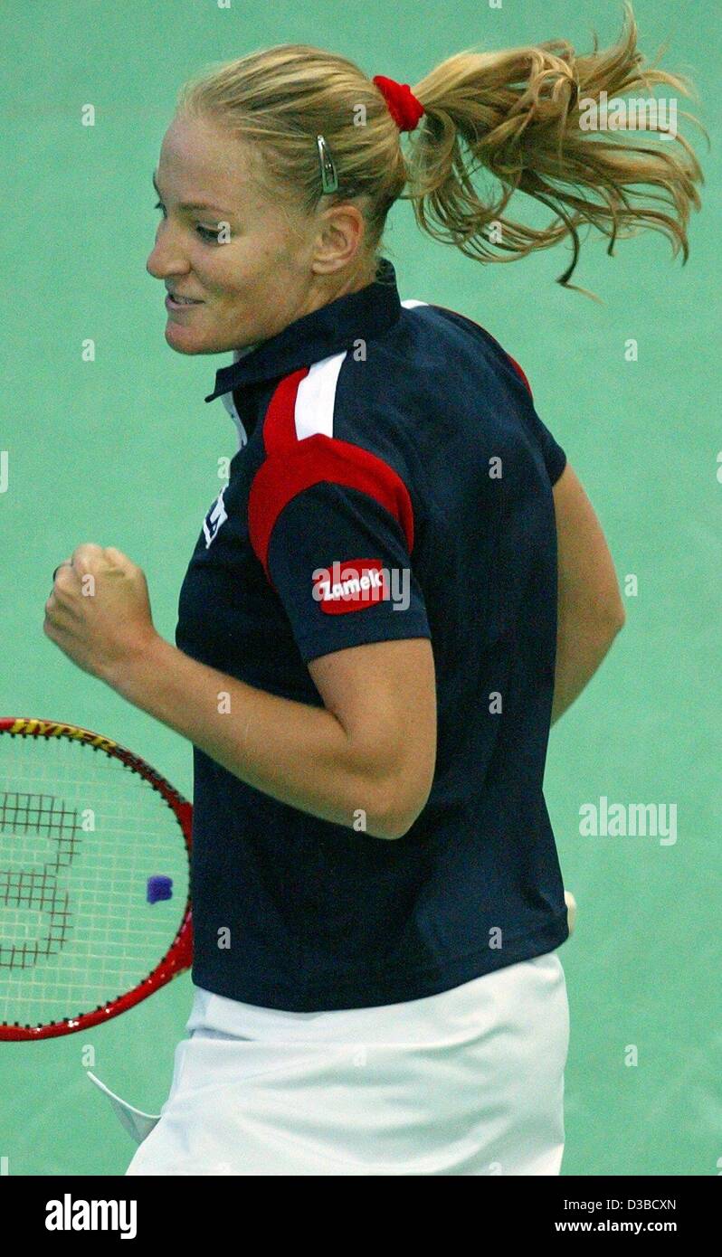 (dpa) - Germany's Barbara Rittner cheers after winning the first leg of the 13th International Sparkassen Cup WTA Tournament in Leipzig, Germany, 24 September 2002. Stock Photo