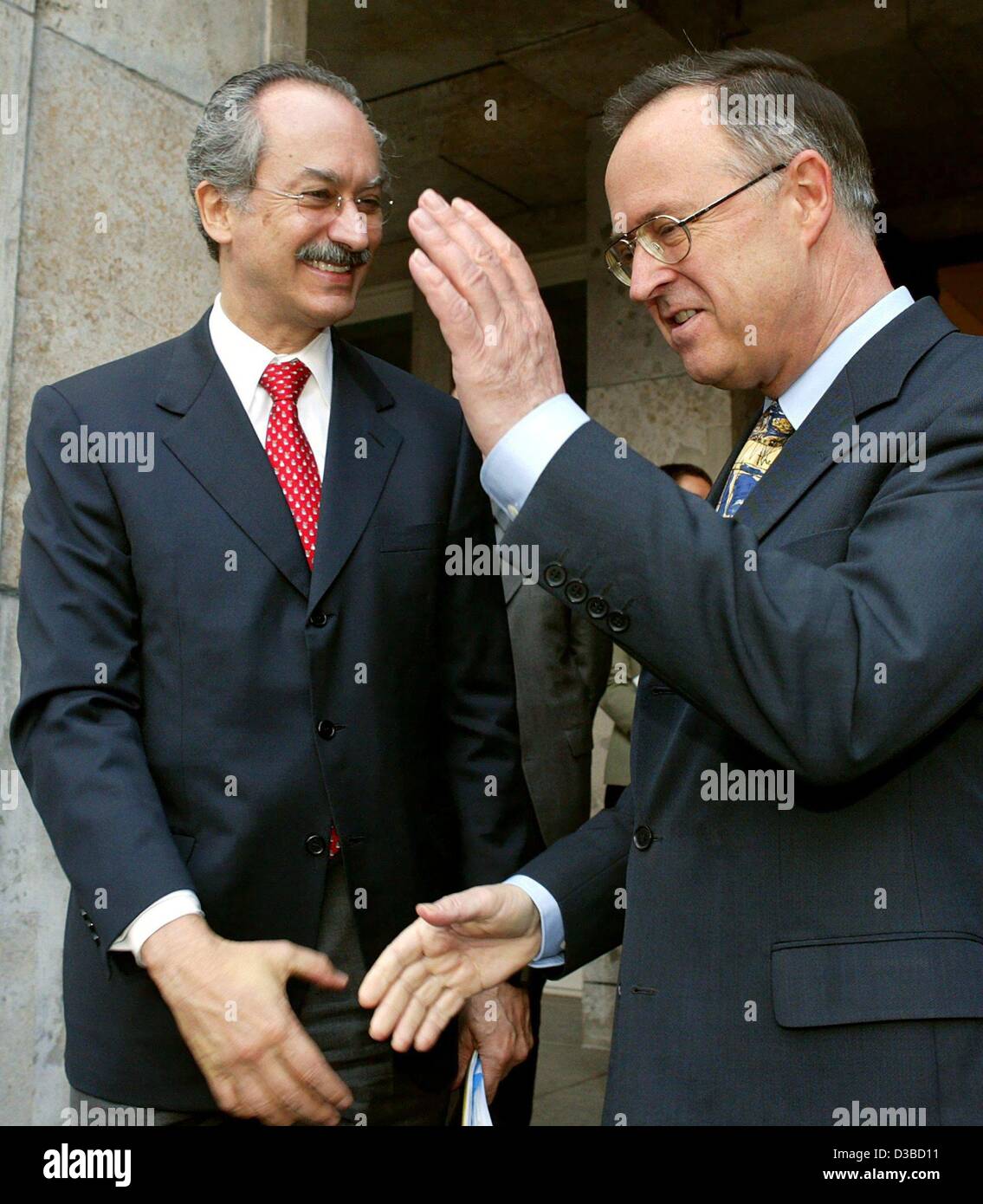 (dpa) - German Finance Minister Hans Eichel (R) welcomes Mexican Finance Minister Francisco Gil Diaz in Berlin, 23 January 2003. The politicians met to discuss the world economy situation and the Iraq issue. Stock Photo