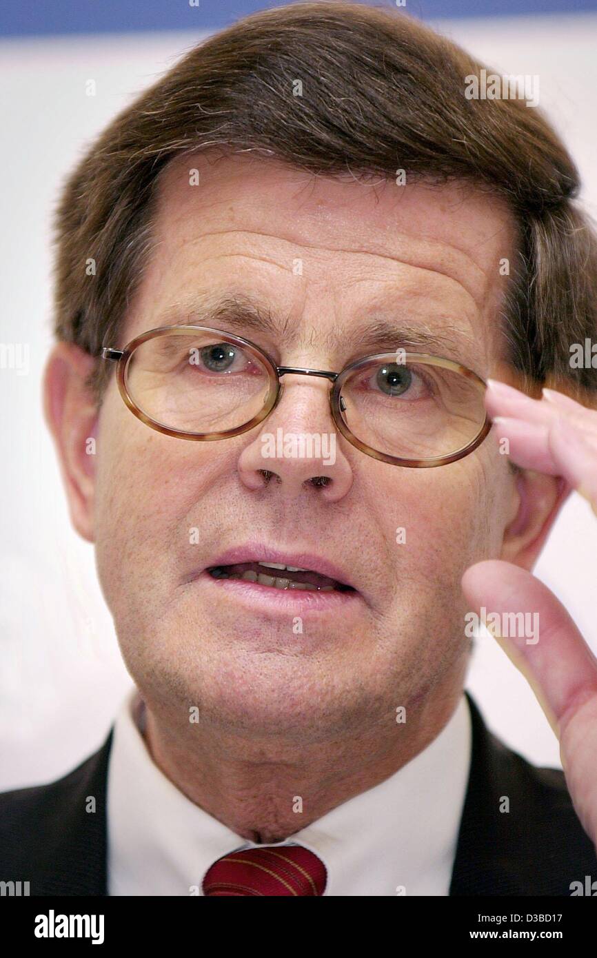 (dpa) - Bernd Gottschalk, President of the German Automobile Industry Federation (Verband der Automobilindustrie, VDA), speaks during a press conference in Frankfurt, 30 January 2003. Germany's automotive sector is again aiming at an output of five million cars this year, while an offensive to intro Stock Photo