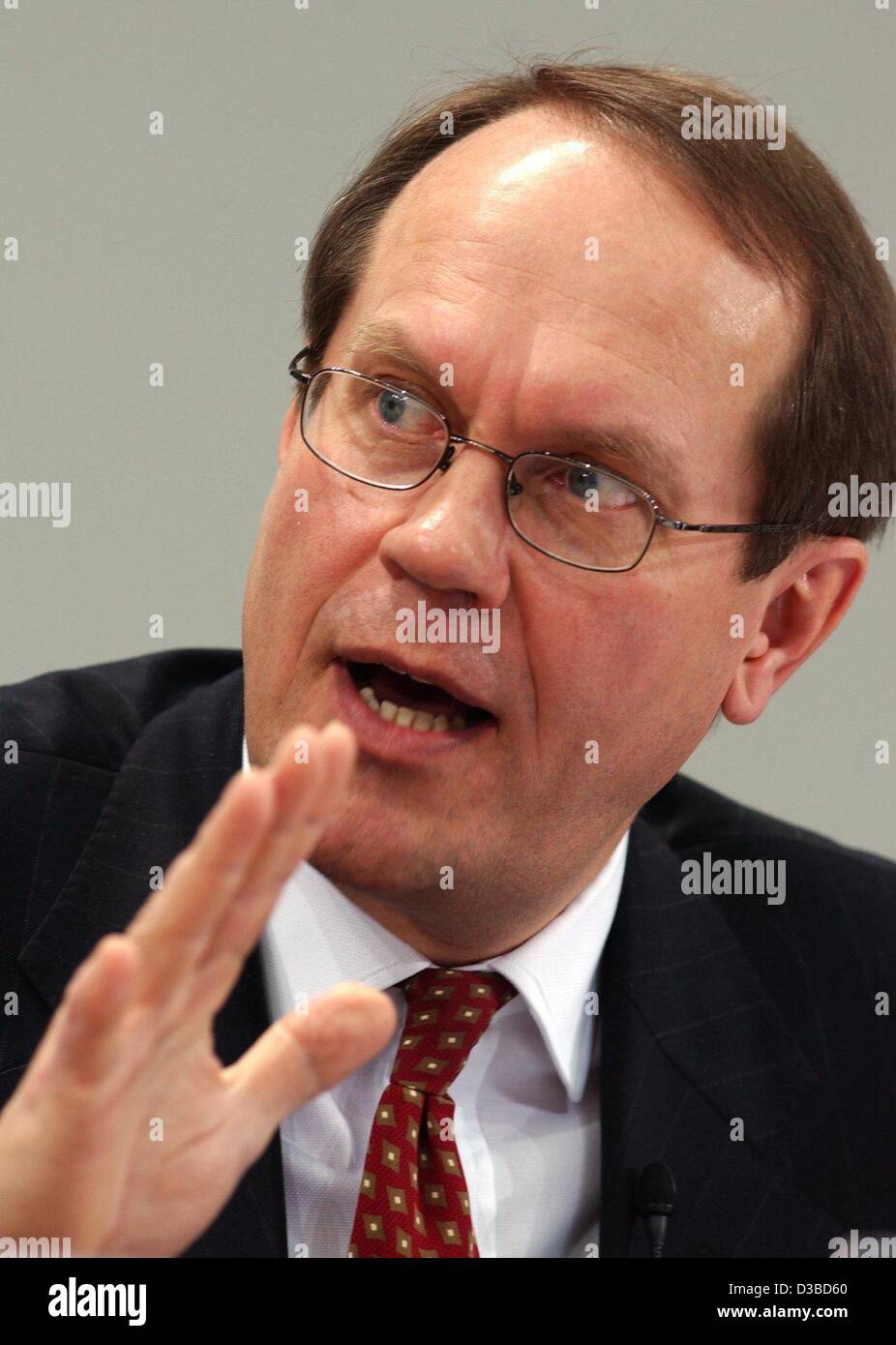 (dpa) - Jorma Ollila, CEO of the mobile phone company Nokia, gestures during the international telecoms colloquium in Berlin, 30 January 2003. Ollila expects a rise in sales of mobile phone handsets in the coming years. Worldwide, about one billion people were using mobile phones, and Ollila expects Stock Photo