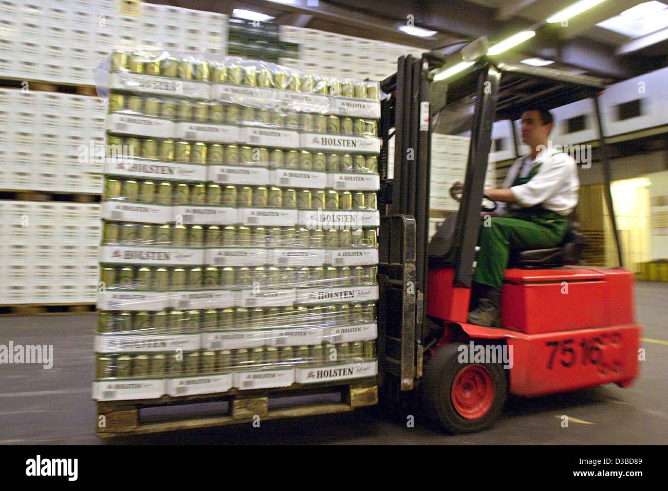(dpa) - A pallet carrier arranges pallets of beer cans in the warehouse of the Holsten Brewery in Hamburg, 23 January 2003. The brewery announced on 22 January that around 600 members of staff are to work reduced hours due to the decrease in demand for canned beer. The Holsten Brewery is the second  Stock Photo
