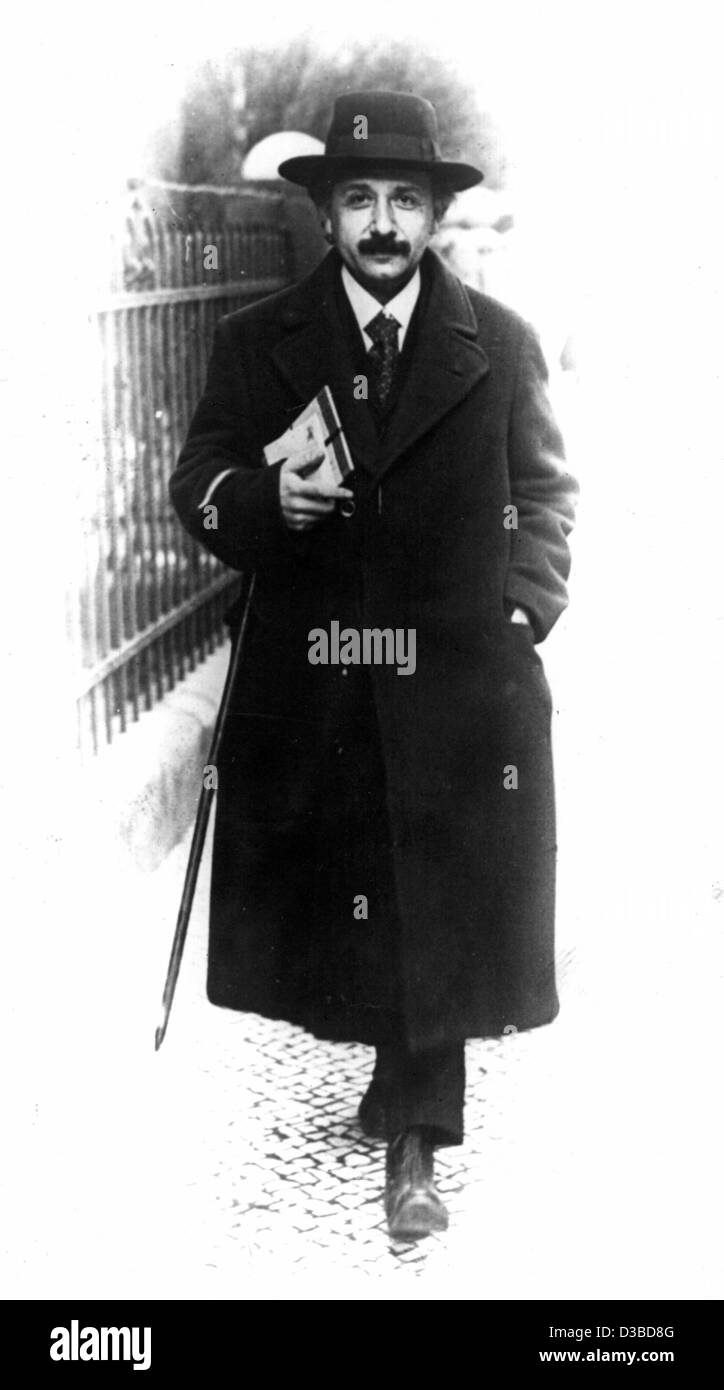 (dpa files) - German-American physicist and mathematician Albert Einstein in Germany, 1920. He was born to a Jewish family in Ulm, Germany, on 14 March 1879 and died on 18 April 1955 in Princeton, New Jersey/USA. He is the founder of the theory of relativity with his formulation of the equivalence o Stock Photo