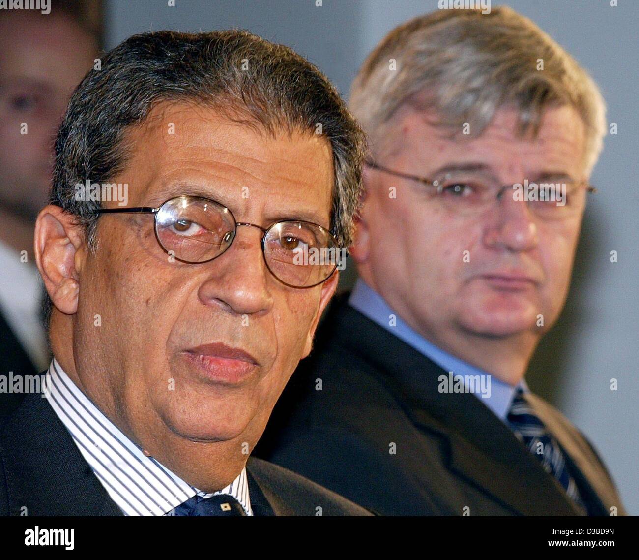 (dpa) - Amr Moussa (L), secretary general of the Arab League, and German Foreign Minister Joschka Fischer, pictured at a press conference in Berlin, 28 January 2003. Fischer considers the continued work of the UN weapon inspectors in Iraq the 'best guarantee' to avoid war. The inspectors shall be gr Stock Photo