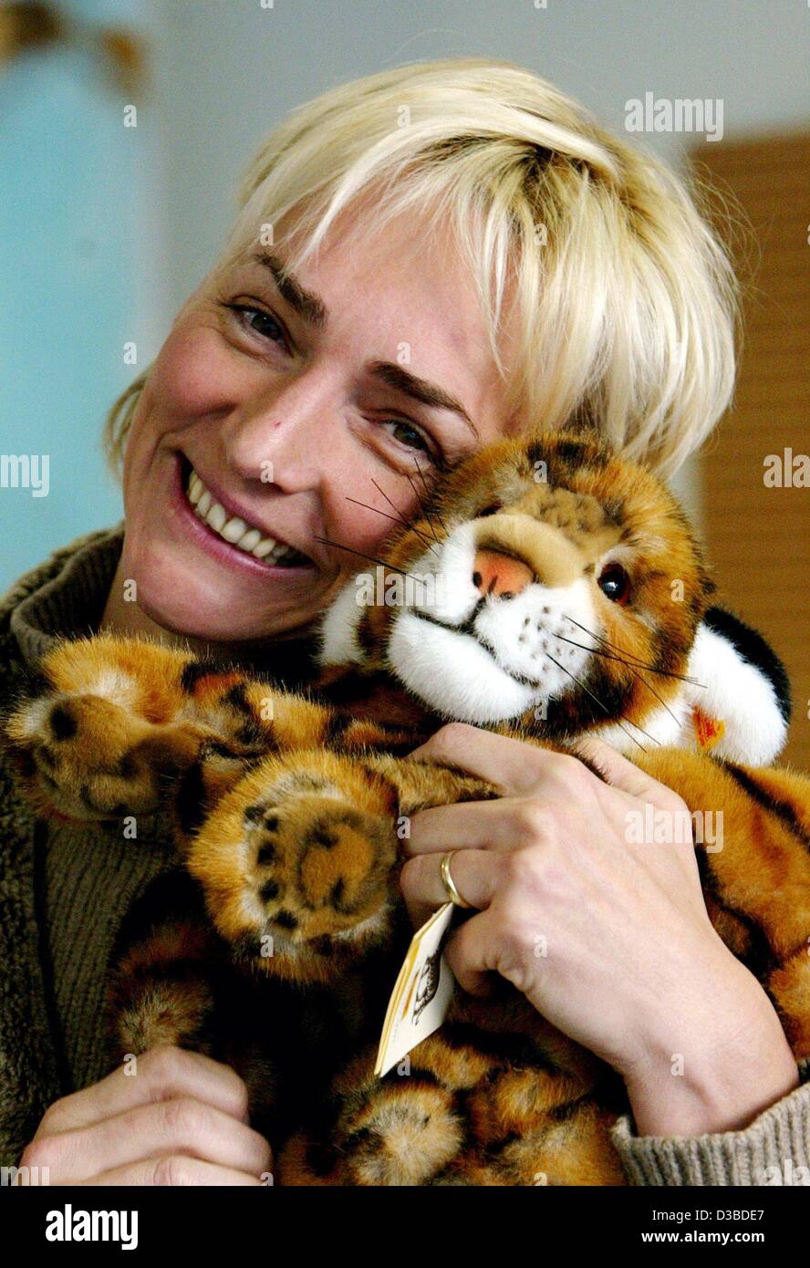 (dpa) - German athlete Heike Drechsler poses with her mascot during a press conference in Karlsruhe, Germany, 9 January 2003. The 38-year-old won the Olympic Games in 1992 and 2000, the World Championships in 1983 and 1993, the European Championships in 1986, 1990, 1994 and 1998 and holds five world Stock Photo