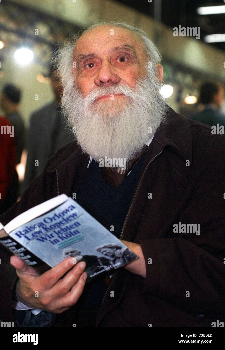 (dpa files) - Russian author and civil rights activist Lev Kopelev at the 48th Book Fair in Frankfurt, 4 October 1996. The dissident author was expatriated from the former Soviet Union in 1981 and has since lived in West Germany. Even after his rehabilitation in 1990 Kopelev decided to stay in Germa Stock Photo