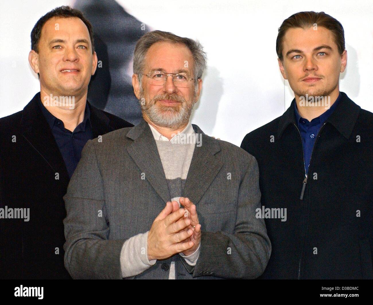 (dpa) - US actors Leonardo DiCaprio (L) and Tom Hanks (R) pose with US film director Steven Spielberg during the presentation of their new film 'Catch Me If You Can' in Berlin, 26 January 2003. In the film, based on a true story, DiCaprio plays a successful con artist who manages to pass himself off Stock Photo