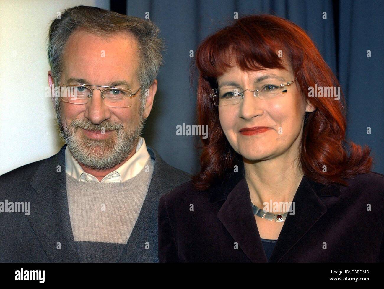 (dpa) - US film director Steven Spielberg ('Schindler's List') stands next to German Education Minister Edelgard Bulmahn in Berlin, 26 January 2003. Spielberg  in Germany opened the competition for pupils under the motto 'remembering for the present and the future - tolerance wins!' ('Erinnern fuer  Stock Photo
