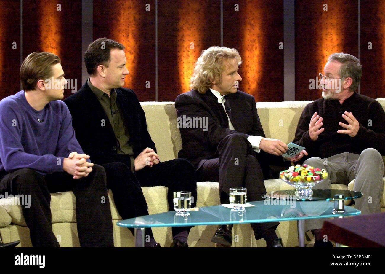 (dpa) - US actors Leonardo DiCaprio (L) and Tom Hanks (2nd from L) listen as US film director Steven Spielberg (R) chats with German talkshow host Thomas Gottschalk during the German TV show 'Wetten dass...?' (bet that...?), in Boeblingen, Germany, 25 January 2003. The Hollywood stars promoted their Stock Photo