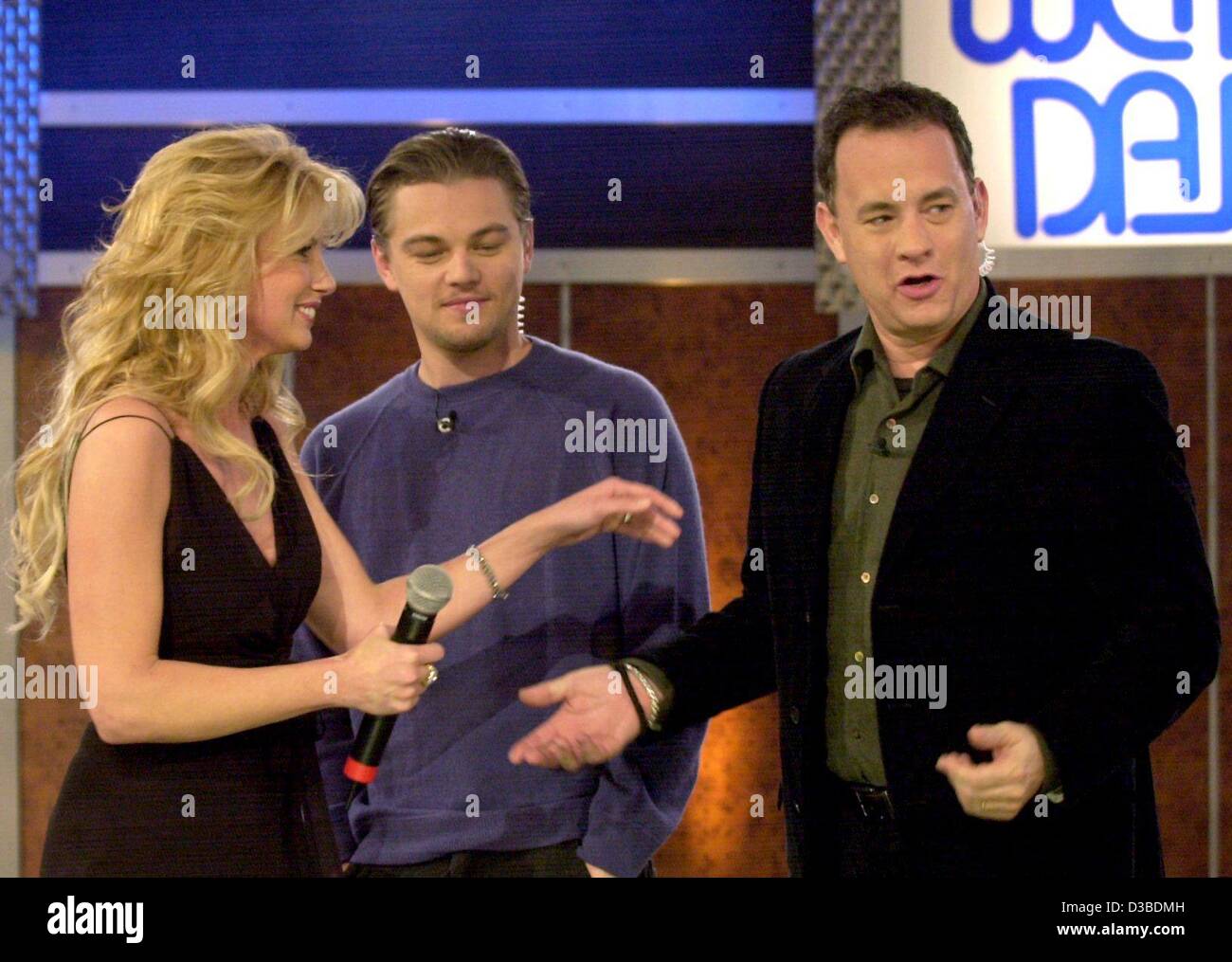 (dpa) - US singer Faith Hill (L) greets US actors Leonardo DiCaprio (C) and Tom Hanks (R) during the German TV show 'Wetten dass...?' (bet that...?), in Boeblingen, Germany, 25 January 2003. The two Hollywood stars promoted their new film 'Catch Me If You Can' during Germany's most successful TV sho Stock Photo