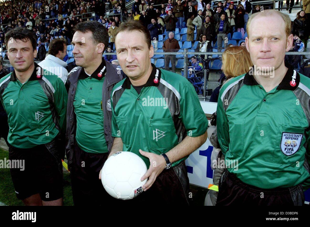 Fourth referee hi-res stock photography and images - Alamy