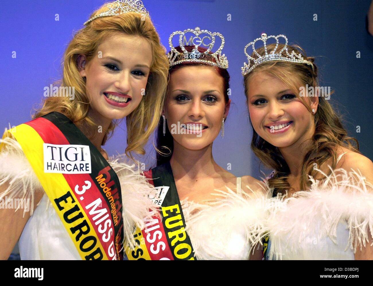 (dpa) - After winning the Miss Germany election 2003, the 24-year-old Babett Konau smiles and stands between second placed Natalia Tropmann (R), lawyer's assistant, and third placed Laura Mueller (L), a student, in Rust, Germany, 25 January 2003. The down to earth dentist's assistant Babett Konau re Stock Photo