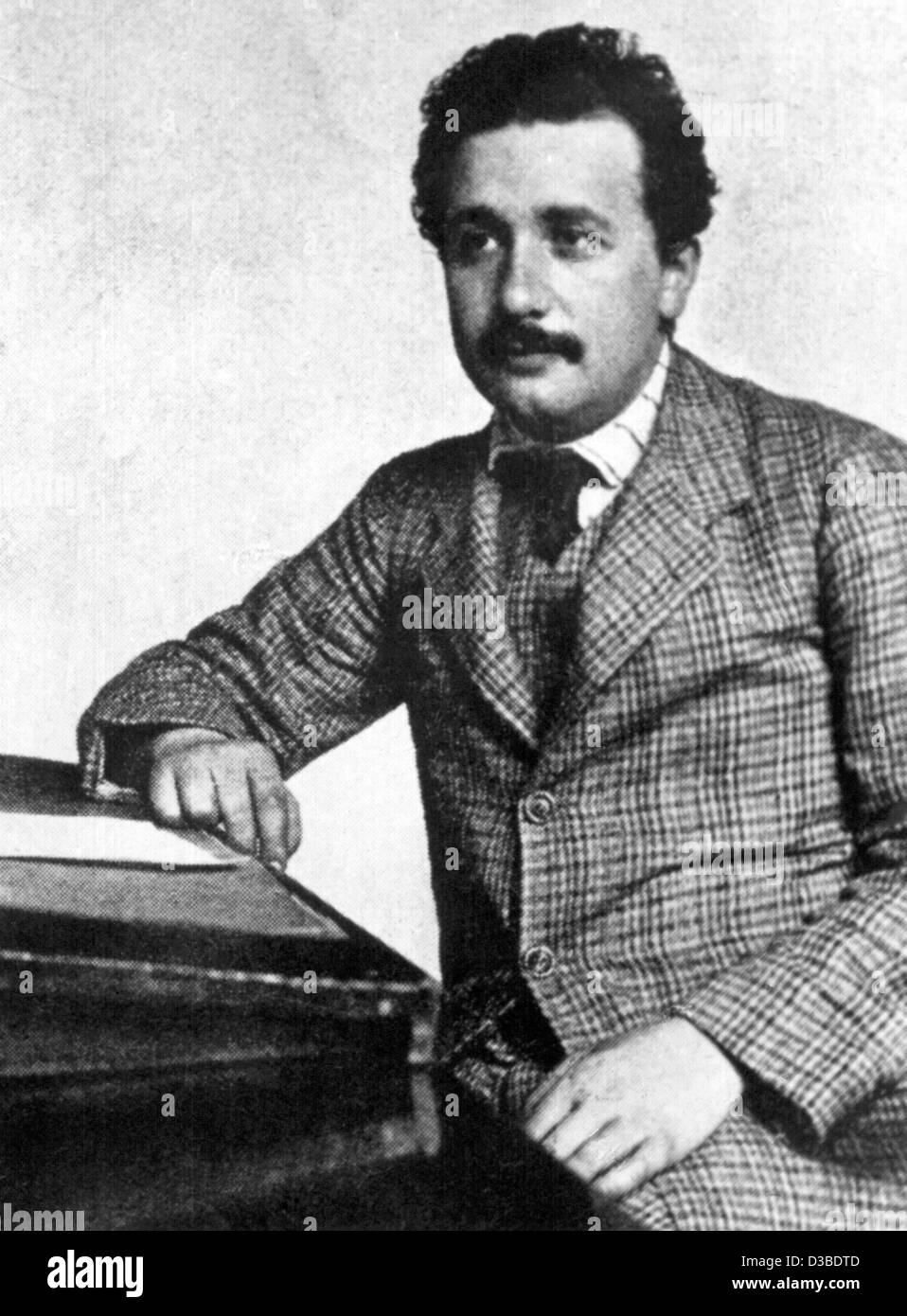(dpa files) - German-American physicist and mathematician Albert Einstein in Germany, 1905. He was born to a Jewish family in Ulm, Germany, on 14 March 1879 and died on 18 April 1955 in Princeton, New Jersey/USA. He is the founder of the theory of relativity with his formulation of the equivalence o Stock Photo