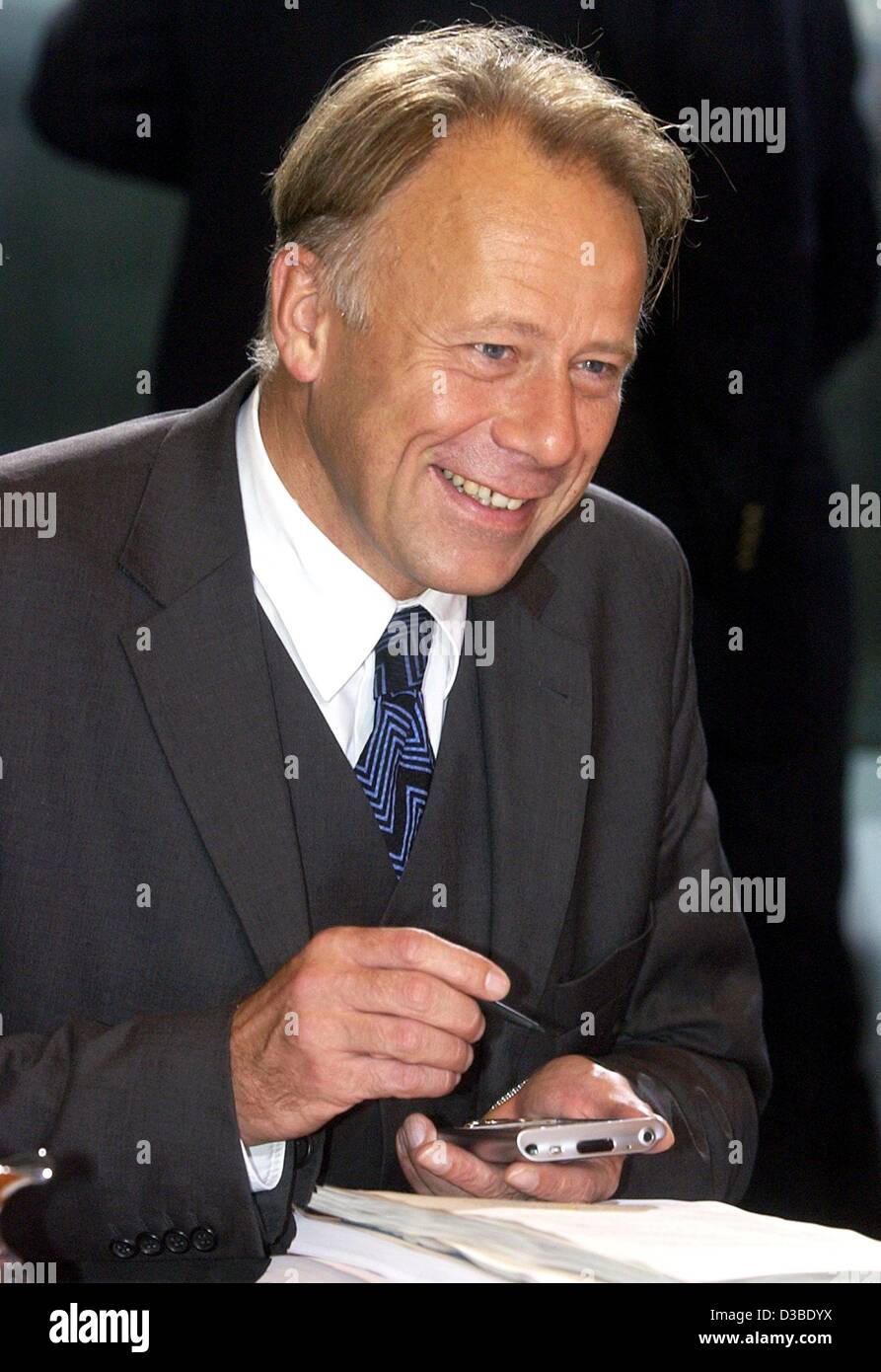 (dpa) - German Environment Minister Juergen Trittin holds an organizer during the cabinet meeting in Berlin, 15 January 2003. Among others, reports on the deposit on drink cans and the law of immigration were discussed. Stock Photo