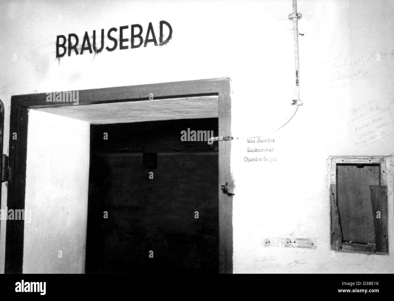 (dpa files) - This is the doorway to one of the five gas chambers Nazis built in 1943 at the concentration camp in Dachau, southern Germany (undated filer).  The writing above the entryway reads 'Brausebad' (shower room).  To the right of the entrance, the words 'gas chamber' appear in three languag Stock Photo