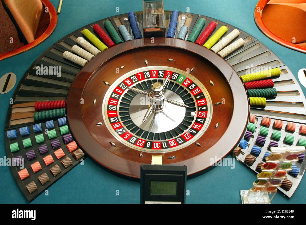 (dpa) - A view of a roulette wheel in the casino in Hamburg, 16 January 2003. Hamburg's casino celebrates its 25th anniversary this year. In Germany, 90 percent of the profits have to be paid to the senate. Thus, the state of Hamburg in the past 25 years gained 800 million Euro. In 2002 the state ga Stock Photo