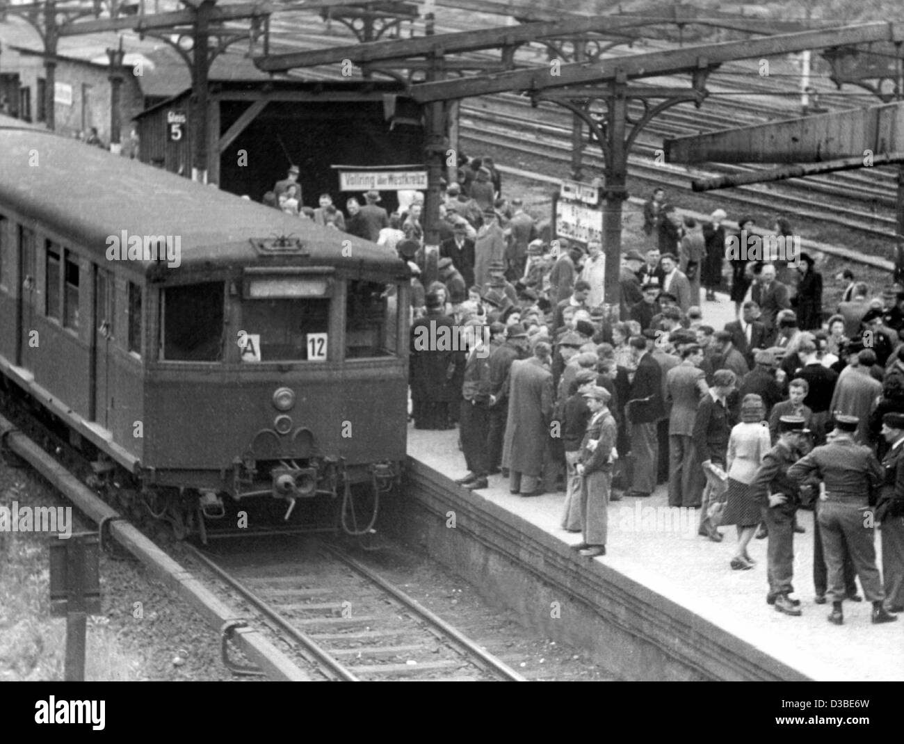 (dpa files) - People crowd at a train station in Berlin, 21 May 1949. West Berlin's railway workers who were paid by the Reichsbahn (empire railway) of the Soviet sector, went on strike on 21 May 1949 demanding that their wages be paid in western Deutsch Marks. Measures by the Reichsbahn to use SED  Stock Photo