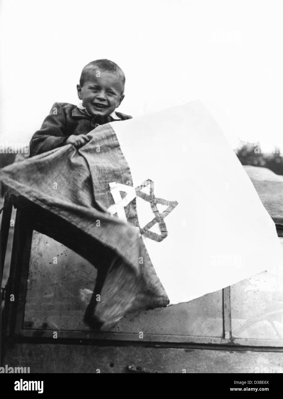 (dpa files) - A little boy holds a self-made flag with the Star of David after the liberation of the Buchenwald concentration camp, Germany, April 1945. Buchenwald was one of the largest concentration camps in Nazi Germany, established in July 1937 five miles north of Weimar. Stock Photo