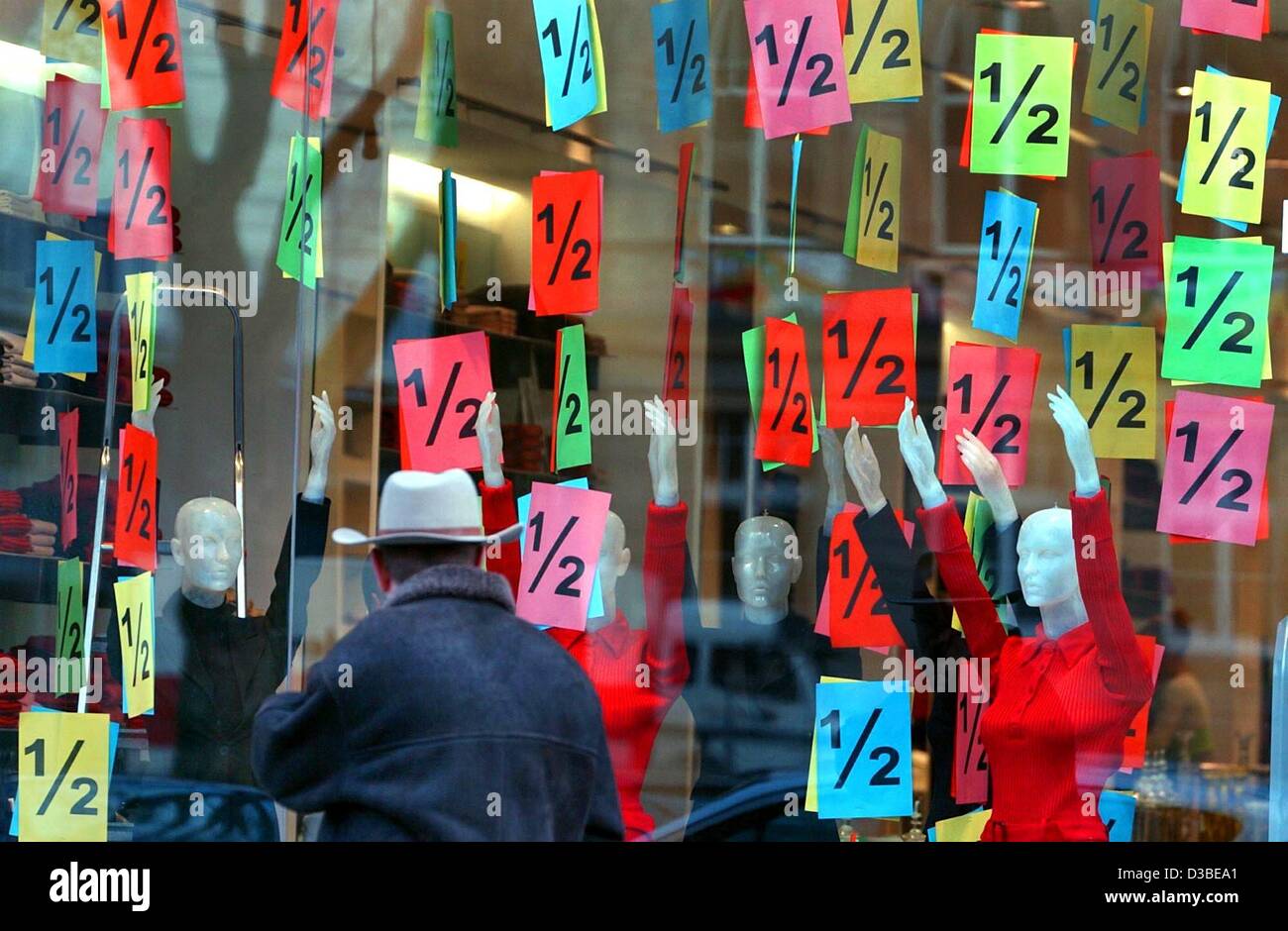 (dpa) - A department store offers price cuts of up to 50 percent on the shopping street Koenigsallee (king's parkway) in Duesseldorf, Germany, 16 January 2003. Stock Photo