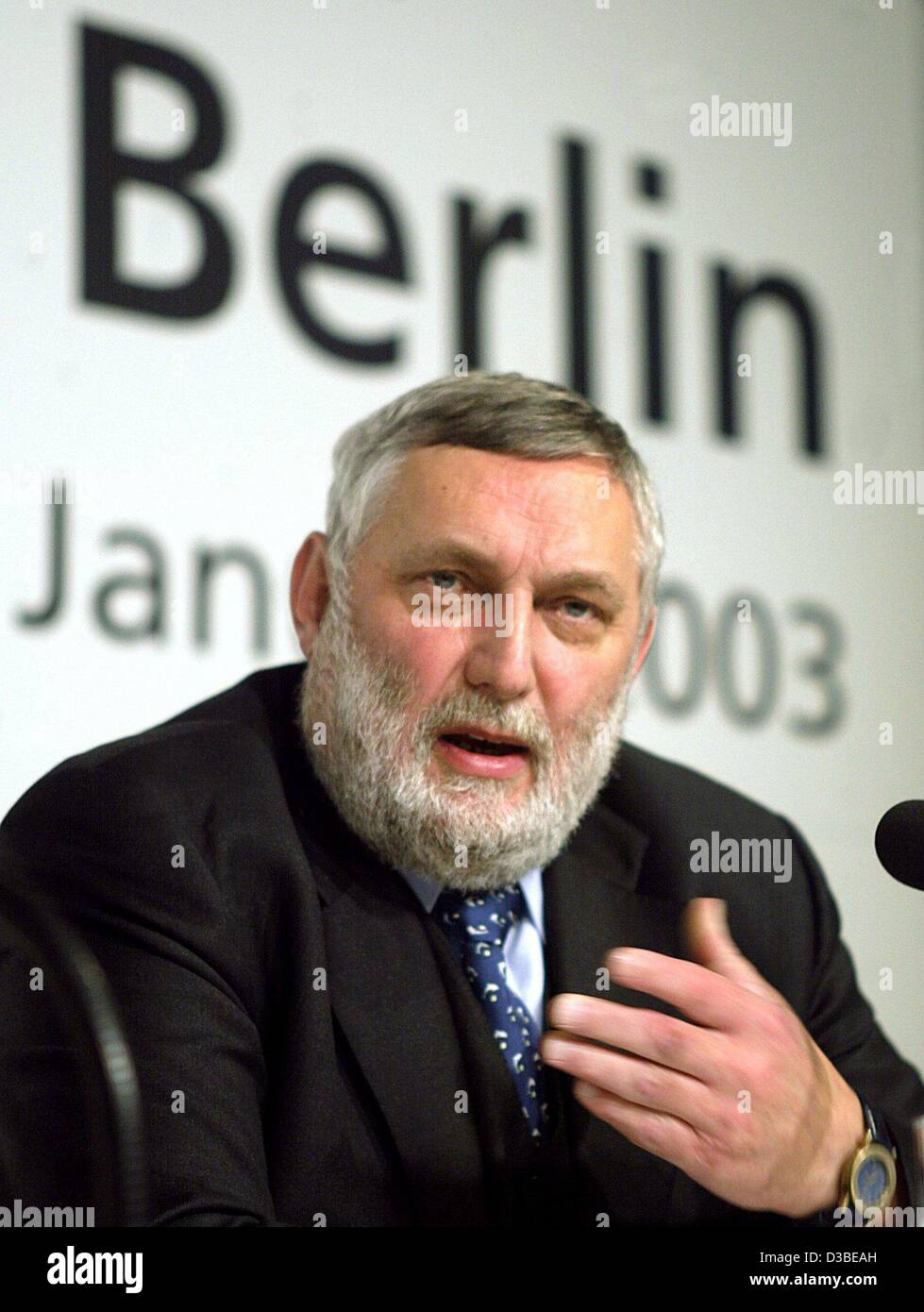 (dpa) - Austria's Franz Fischler, Commissioner of the European Union responsible for agriculture, rural development and fisheries, answers journalists' questions posed in a press conference in Berlin, 16 January 2003. Regarding the upcoming basic agricultural reforms, Fischler insistantly warned not Stock Photo