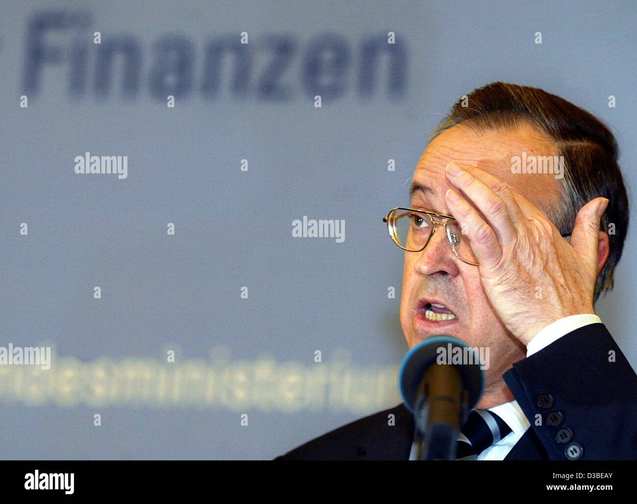 (dpa) - German Finance Minister Hans Eichel of the Social Democratic Party (SPD) speaks at a press conference on the conclusion of the budget for 2002 in Berlin, 14 January 2003. The planned new indebtedness of 18.9 billion Euro is sufficient for 2003. It will not exceed the three percent mark of th Stock Photo
